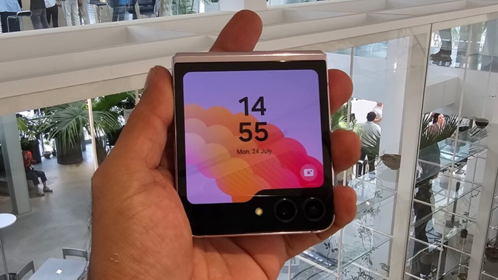 Galaxy z flip 5 in-hand