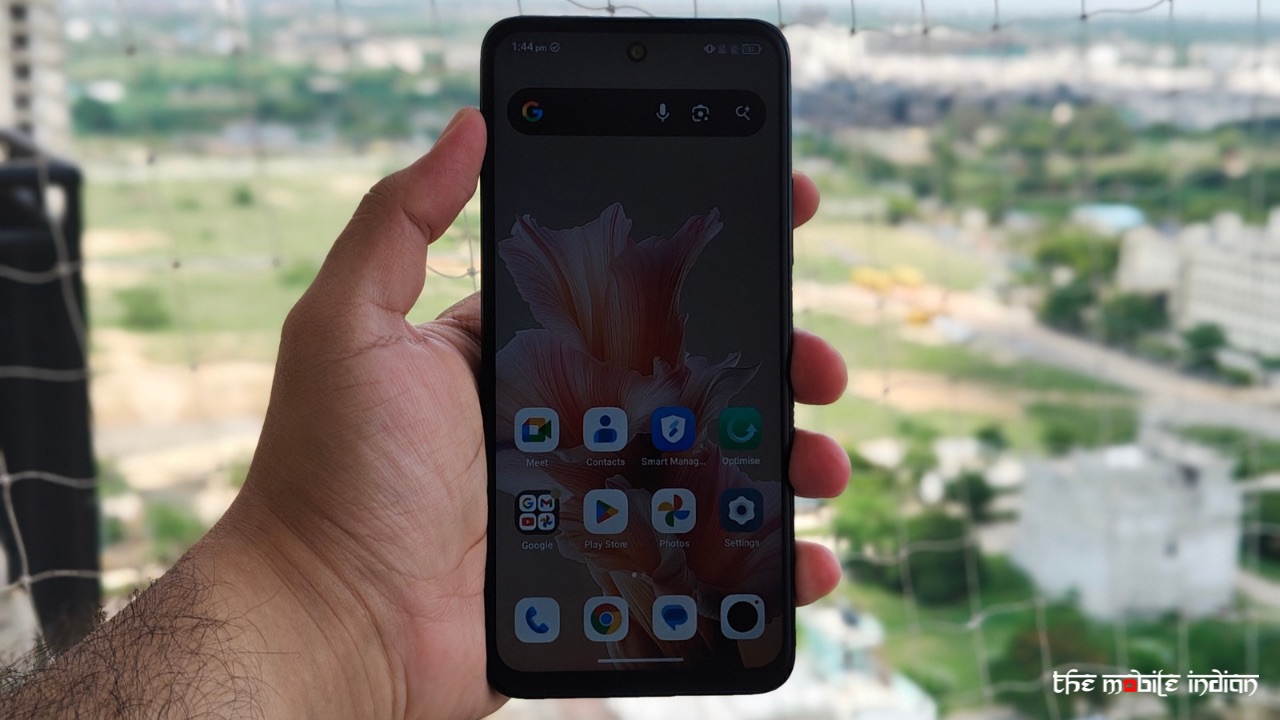 Alcatel V3 Pro 5G display outdoors